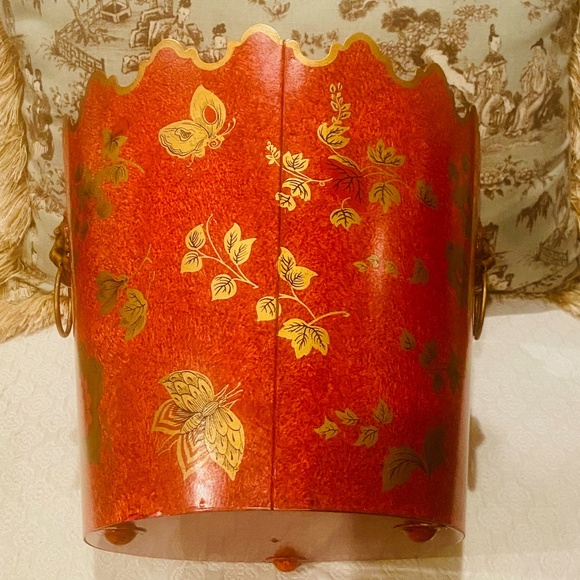 D9-French Tole Cachepot,Planter, Trash Bin with Lion Head Pulls - Picture 3 of 13